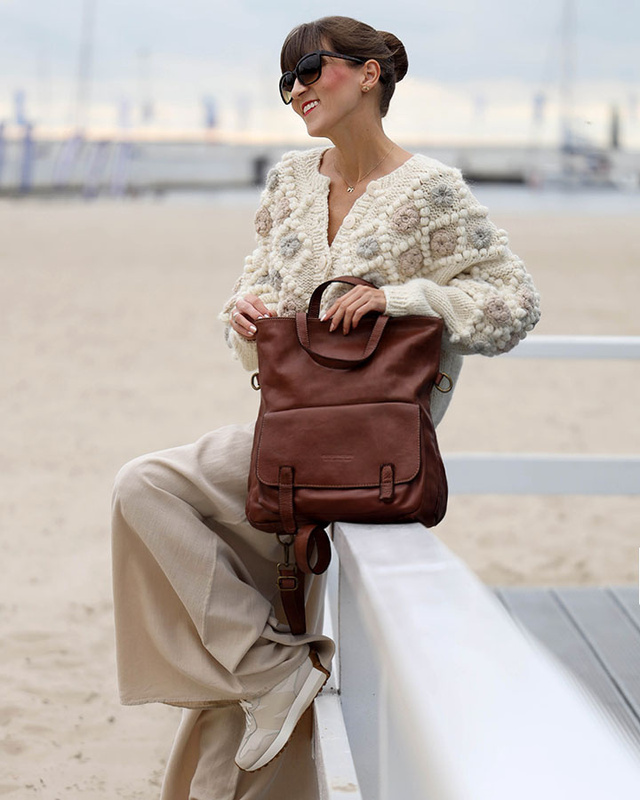 Skórzana torebka plecak z kieszenią z przodu - MARCO MAZZINI czekoladowy brąz