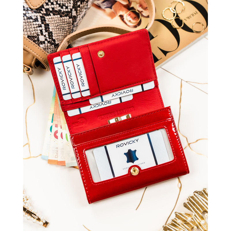 Portfel damski z lakierowanej skóry naturalnej w czerwonym kolorze zamykany na zatrzask i bigiel - Rovicky