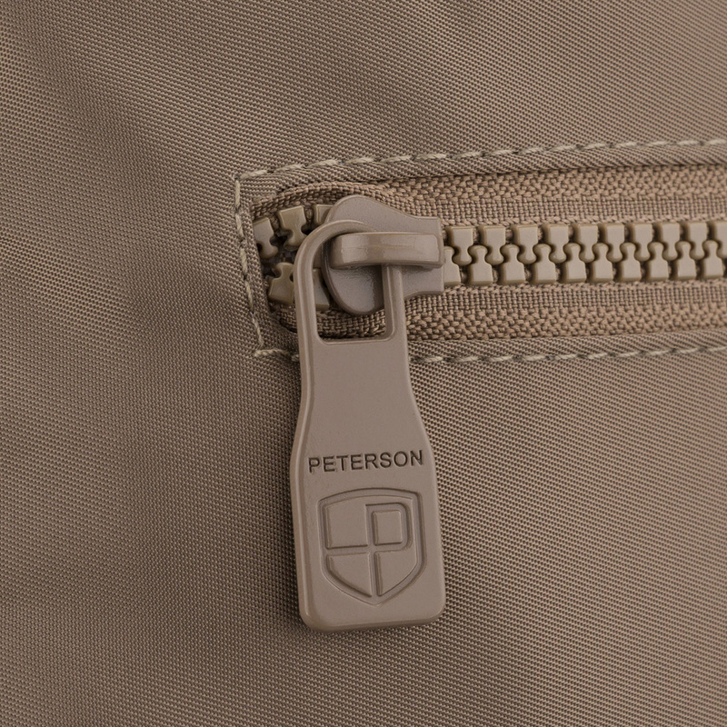 Beżowa listonoszka damska z poliestru zawieszona na uchwytach i doczepianym pasku - Peterson