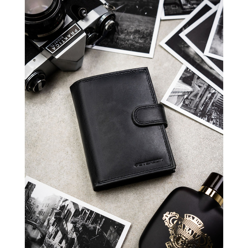 Pionowy portfel męski ze skóry naturalnej w czarnym kolorze zamykany na zatrzask - Peterson