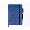 Notes w formacie A5 w granatowym kolorze, wyposażony w gumkę zamykającą - Peterson