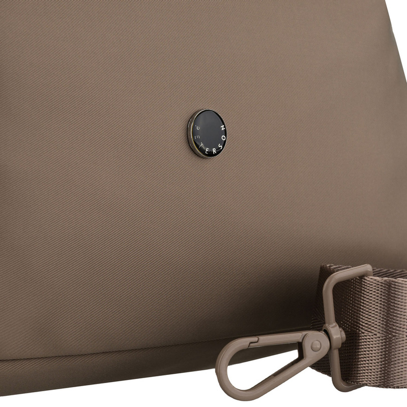 Beżowa listonoszka damska z poliestru zawieszona na uchwytach i doczepianym pasku - Peterson