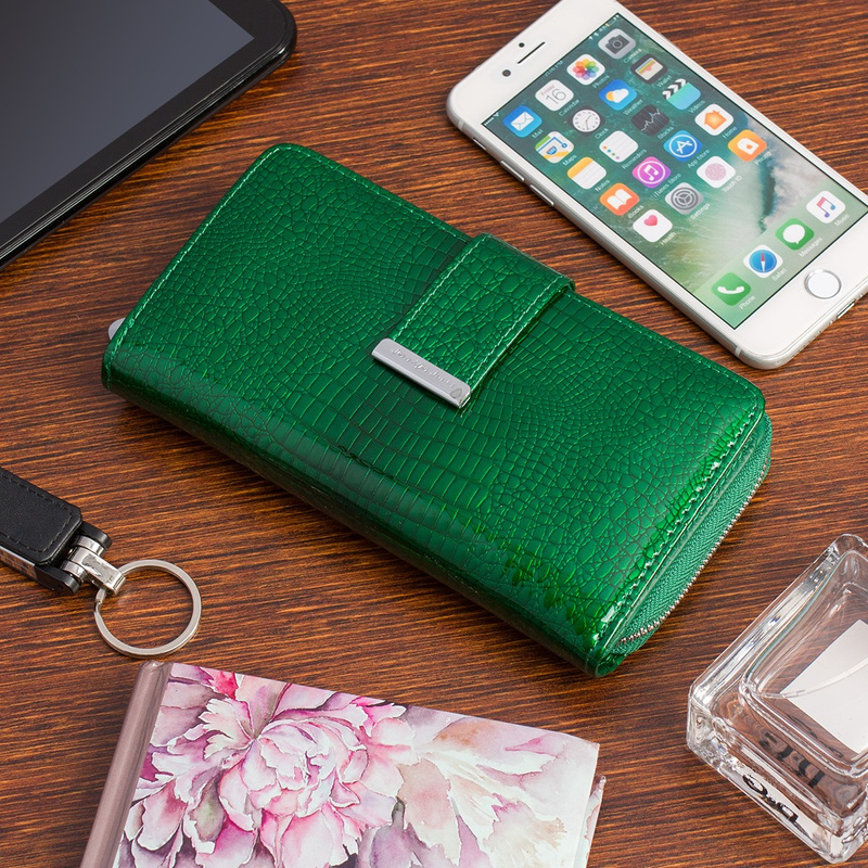 skórzany portfel damski lakierowany duży poziomy w piórka elegancki zielony Jennifer Jones E72