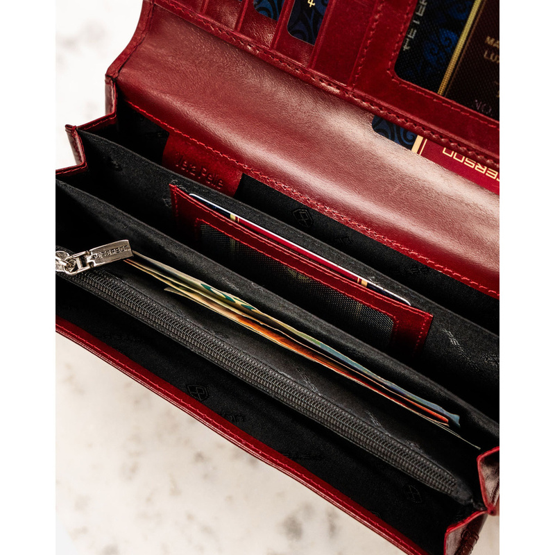 Elegancki, skórzany portfel damski w czerwonym kolorze zamykany na zatrzask - Peterson