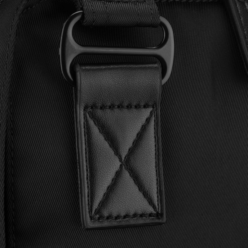 Czarny, duży plecak damski wykonany z poliestru i skóry ekologicznej, zamykany suwakiem - Peterson