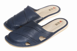 Pantofle męskie Wójciak, klin o wysokości 1,5 cm , staranne wykończenie. Model 261