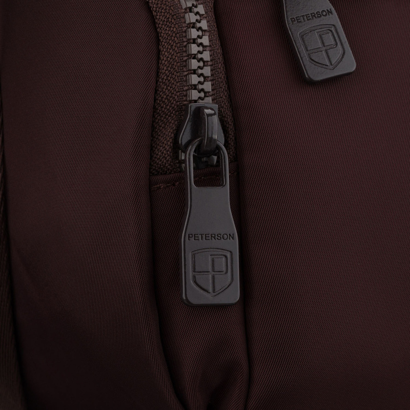 Bordowa listonoszka damska z poliestru zawieszona na szerokim pasku, dwukomorowa - Peterson
