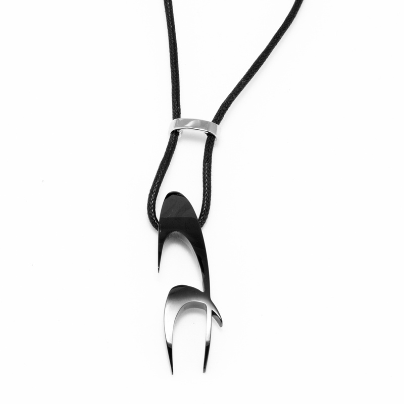 Biżuteria CHRONOTECH 1810080505. Wisiorek, Kolor czarny. Unisex.