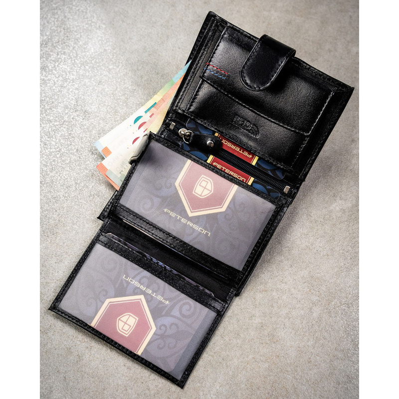 Elegancki portfel męski ze skóry naturalnej w czarnym kolorze zamykany zatrzaskiem, w zestawie z brelokiem - Peterson