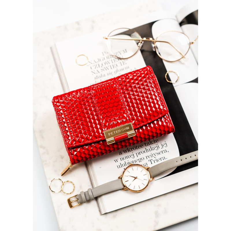Czerwony, lakierowany portfel damski wykonany ze skóry ekologicznej o przestrzennej fakturze - Peterson