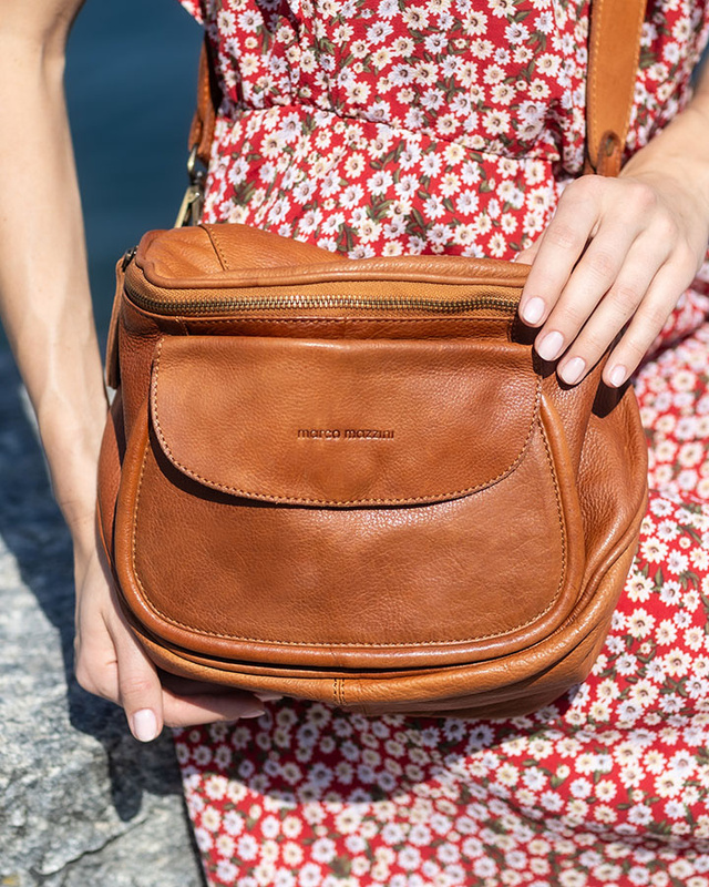 Torebka na szerokim pasku półokrągła skórzana listonoszka  - MARCO MAZZINI brąz camel