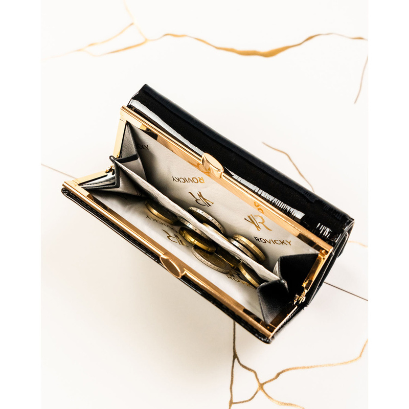 Czarny portfel damski z lakierowanej skóry naturalnej zamykany na zatrzask i bigiel - Rovicky