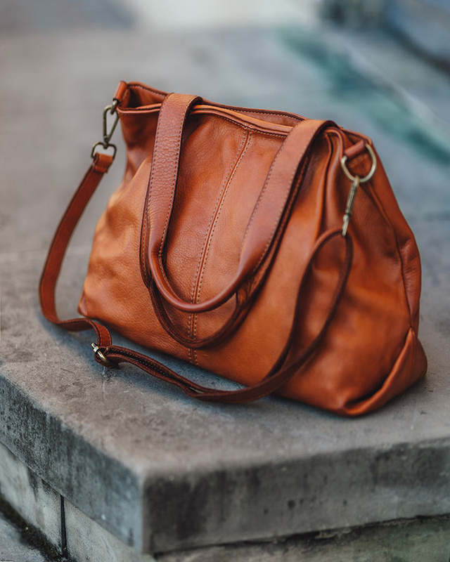 Torebka kuferek skórzana na ramię z miękkiej skóry MARCO MAZZZINI brązowa camel