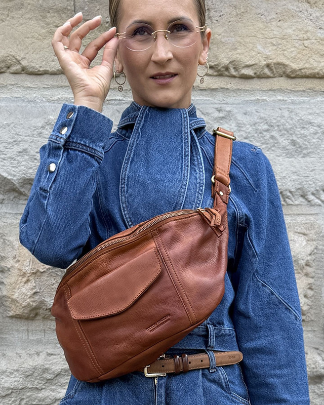 Duża nerka skórzana damska torebka przez ramię z kieszonkami MARCO MAZZINI brąz camel