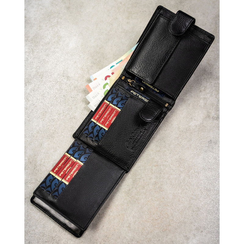 Poziomy, duży portfel męski ze skóry naturalnej w czarnym kolorze zamykany na zatrzask, w zestawie z brelokiem - Peterson