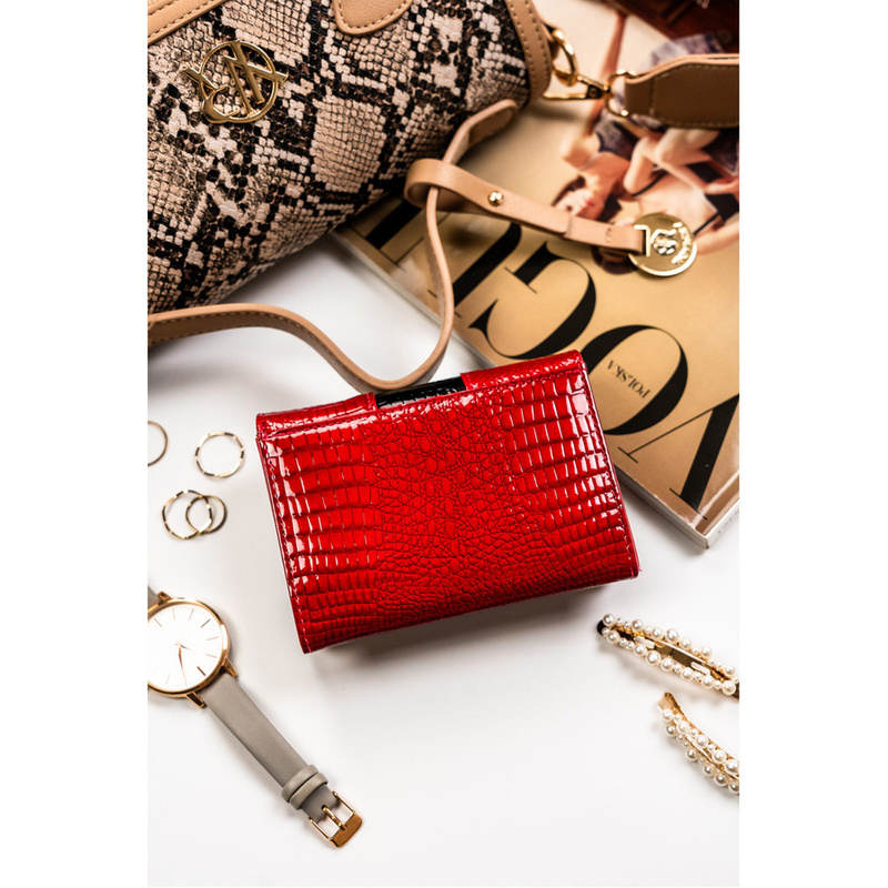 Damski portfel na zatrzask wykonany ze skóry naturalnej z tłoczeniem na wzór skóry krokodyla - Peterson