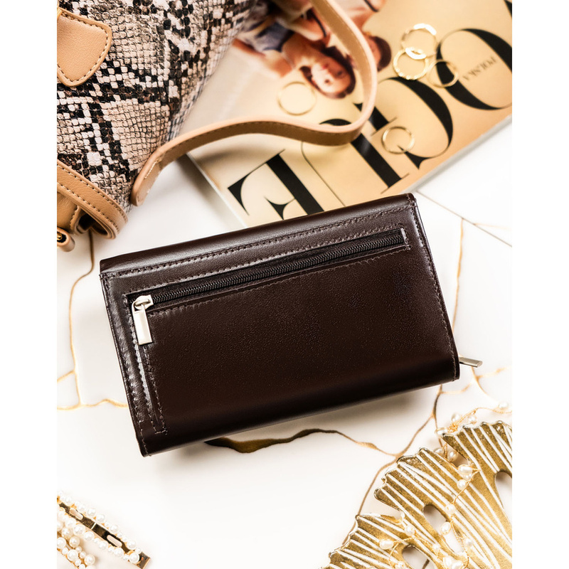 Brązowy portfel damski wykonany ze skóry naturalnej, zamykany na zatrzask - Peterson