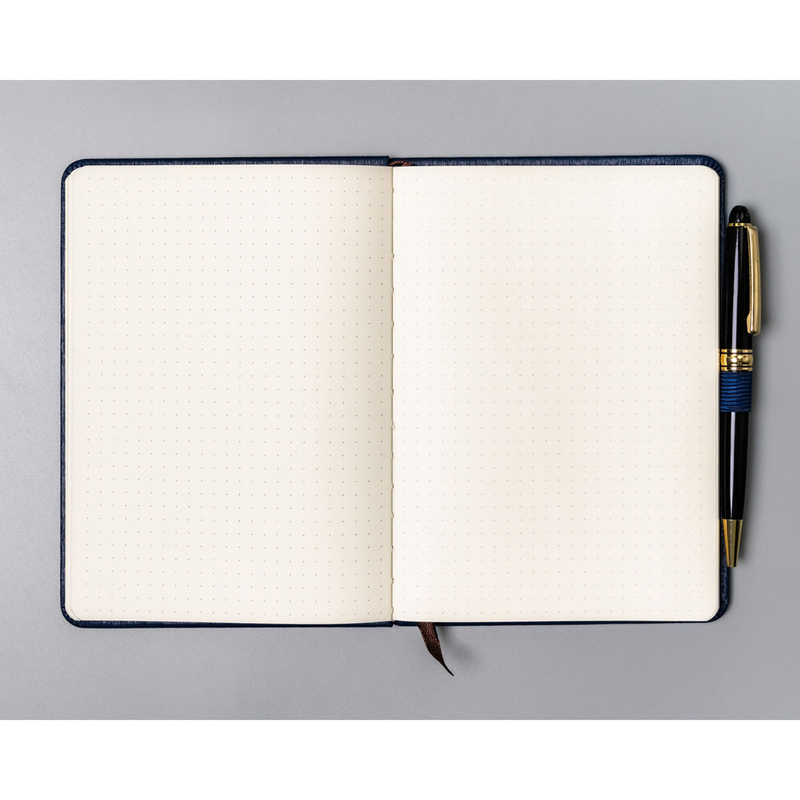 Notes w twardej oprawie w formacie B6 w granatowym kolorze,zadrukowany w kropki - Peterson