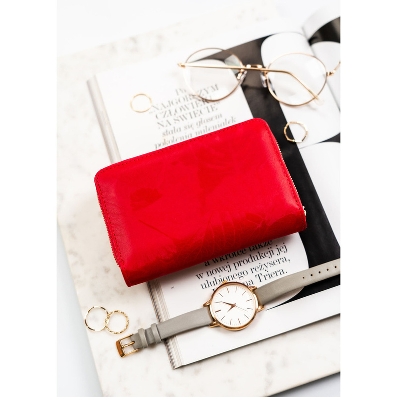 Portfel damski wykonany ze skóry ekologicznej w czerwonym kolorze w delikatne kwiaty - Peterson