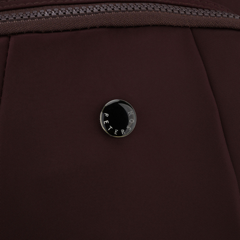 Bordowy plecak damski wykonany z poliestru, zawieszony na regulowanych szelkach - Peterson