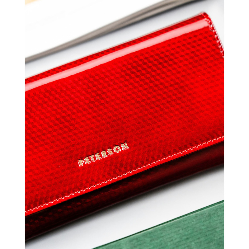Elegancki portfel damski ze skóry naturalnej w czerwonym kolorze, zamykany zatrzaskiem i biglem - Peterson