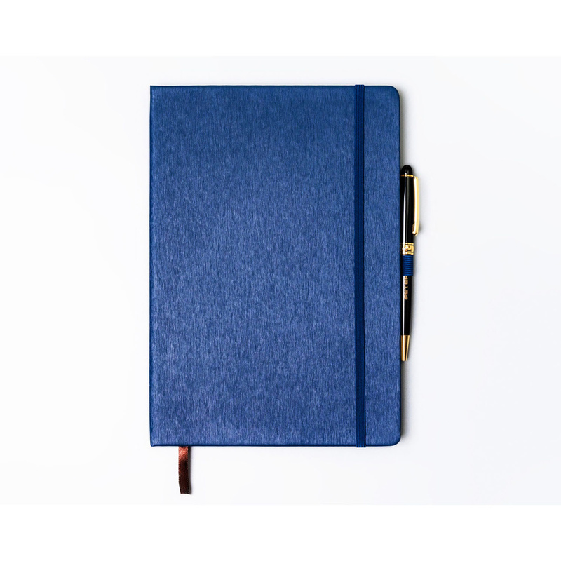 Granatowy notes w formacie B5 zadrukowany w kropki i wyposażony w gumkę zamykającą - Peterson