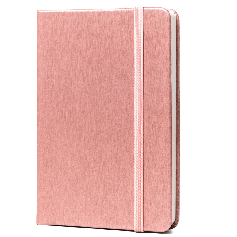 Różowy notes w formacie A6 zadrukowany w kropki, wyposażony w gumkę zamykającą - Peterson