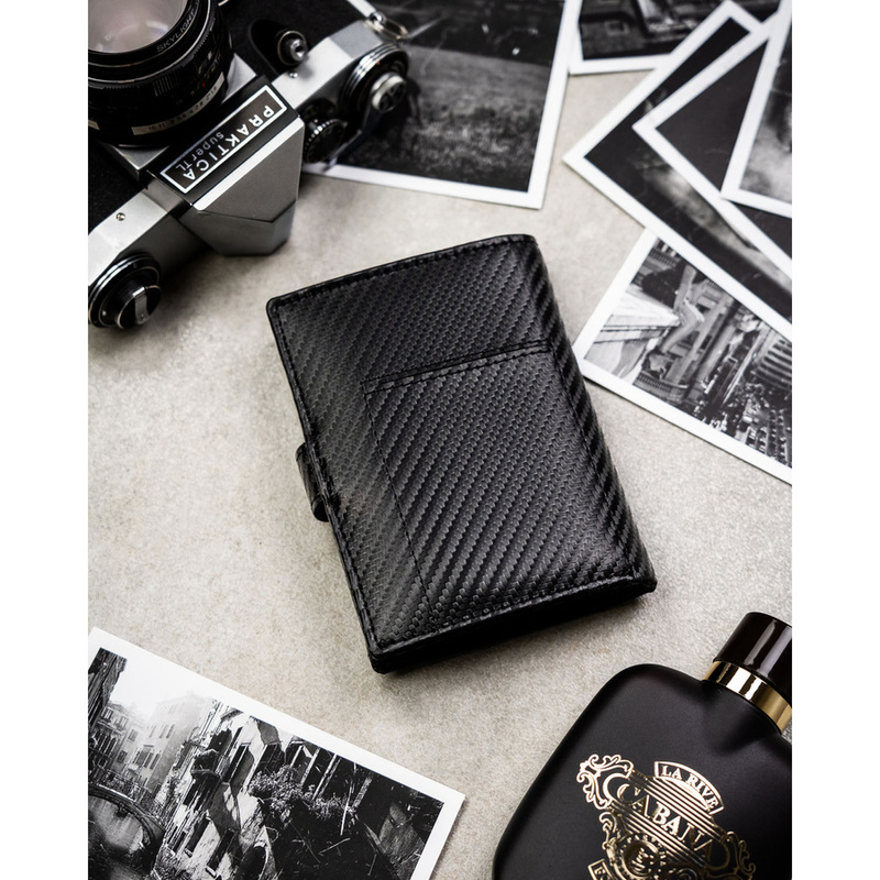 Pionowy portfel męski ze skóry naturalnej w czarnym kolorze wyposażony w system RFID, w zestawie z brelokiem - Peterson