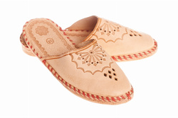 Pantofle damskie Wójciak, klin o wysokości 1,5 cm , staranne wykończenie. Model 180