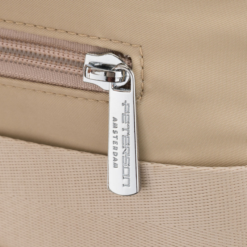 Beżowo-brązowy, miejski plecak damski z poliestru zamykany suwakiem - Peterson