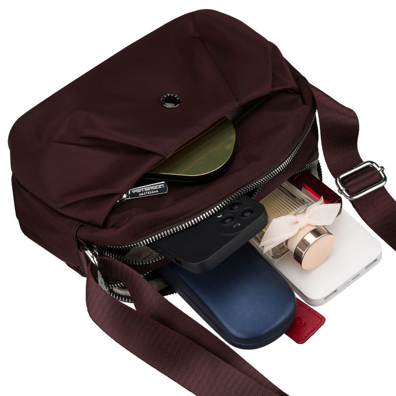 Bordowa, poręczna listonoszka damska z poliestru zawieszona na szerokim pasku - Peterson