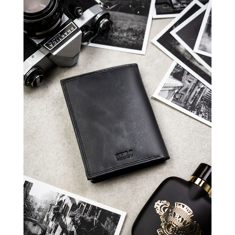 Pionowy, skórzany portfel męski w czarnym kolorze bez zapięcia zewnętrznego - Peterson