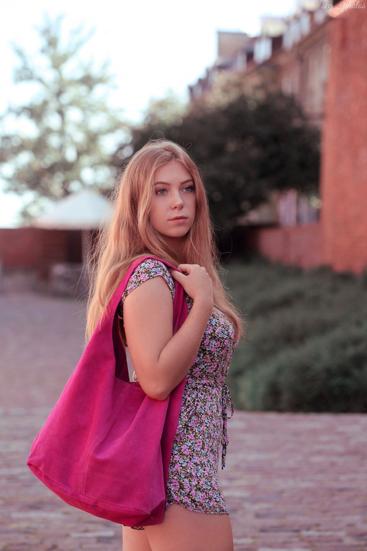 zamszowa torebka skórzana na ramię z saszetką fuksja N88