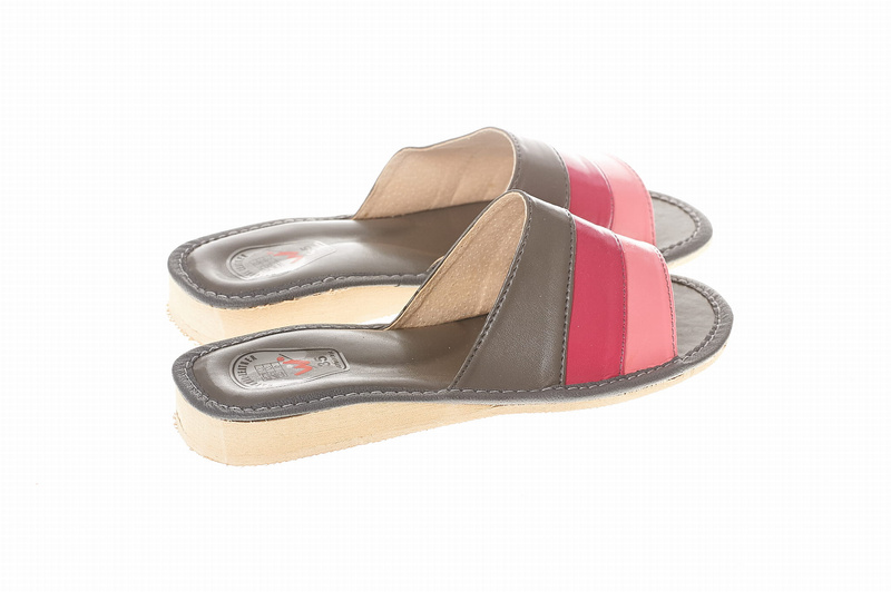 Pantofle damskie , klin o wysokości 2,5 cm, staranne wykończenie. Model 041