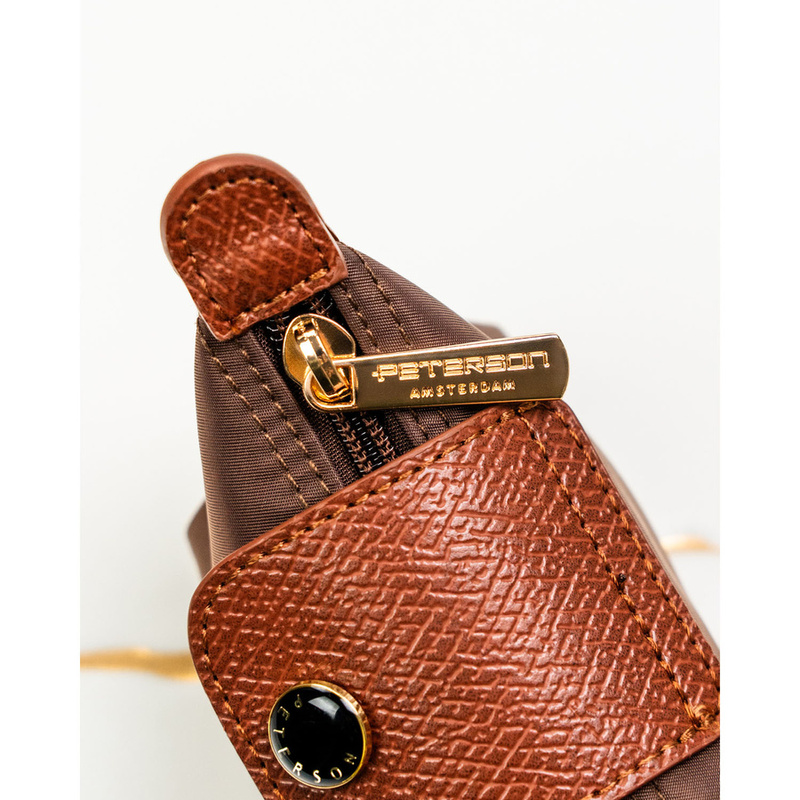 Etui na klucze z poliestru i skóry ekologicznej w brązowym kolorze, zamykane na zatrzask i suwak - Peterson