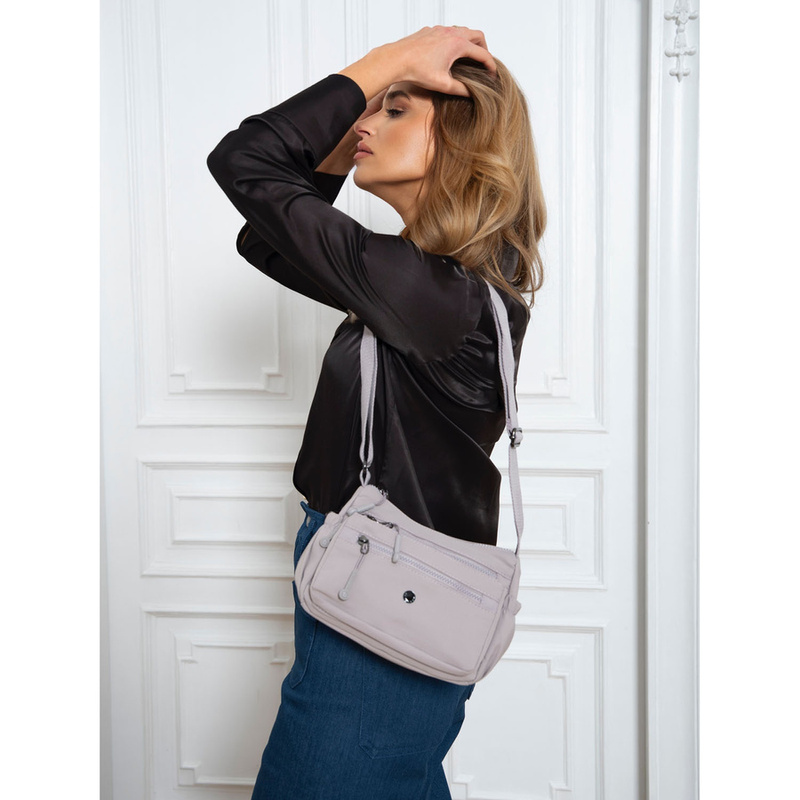 Poręczna torebka damska w kolorze lila zawieszona na regulowanym pasku - Peterson