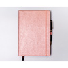 Notes w formacie B5 w różowym kolorze, zadrukowany w kropki i wyposażony w gumkę zamykającą - Peterson