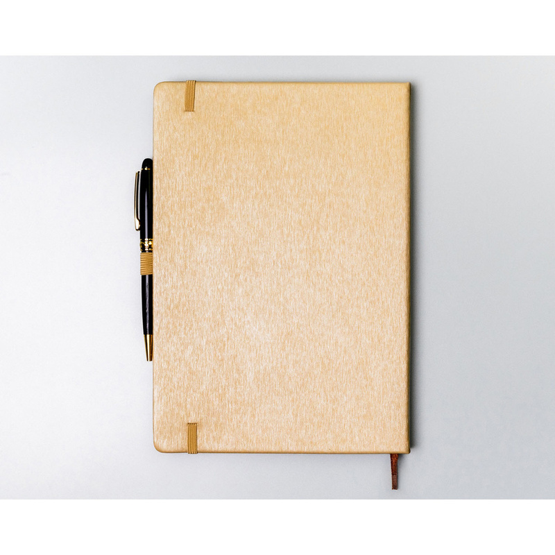 Beżowy notes w formacie B5 zadrukowany w kropki, wyposażony w gumkę zamykającą - Peterson