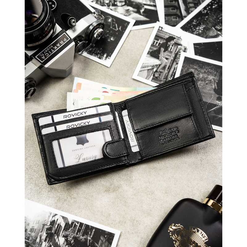 Mały, czarny portfel męski ze skóry naturalnej wyposażony w system RFID - Rovicky