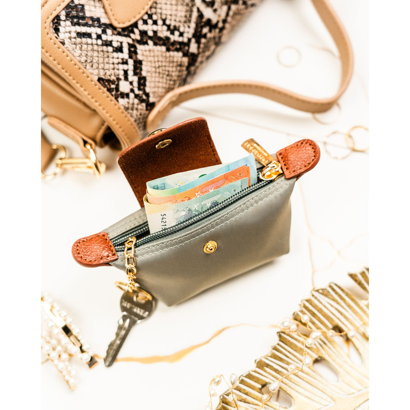 Jasnoszare etui na klucze z poliestru i skóry ekologicznej zamykane zatrzaskiem i suwakiem - Peterson