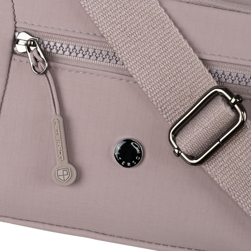 Miejska listonoszka damska w jasnym, fioletowym kolorze zawieszona na regulowanym pasku - Peterson