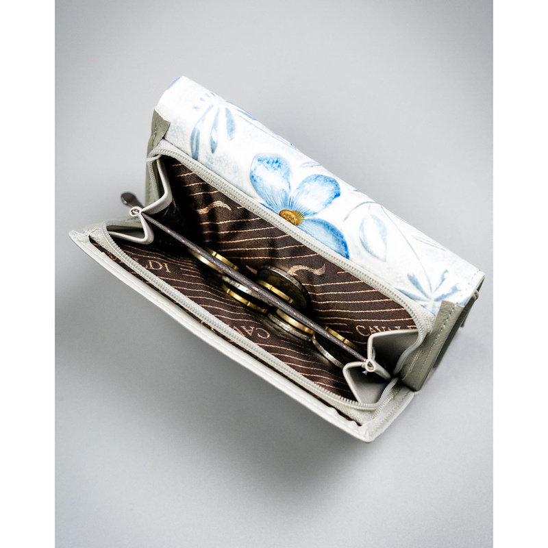 Pojemny portfel damski w kwiaty zamykany na zatrzask - 4U Cavaldi