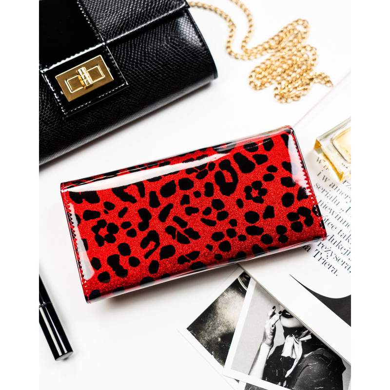 Czerwony, duzy portfel damski ze skóry ekologicznej i naturalnej w cętki, zamykany zatrzaskiem - Peterson