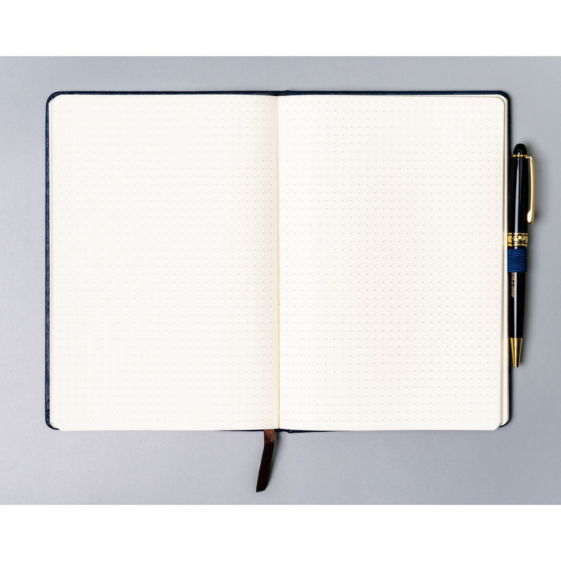 Notes w formacie A5 w granatowym kolorze, wyposażony w gumkę zamykającą - Peterson