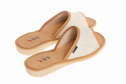 Pantofle damskie Wójciak, klin o wysokości 2,5 cm, wkładka wykonana z korka. Model 065