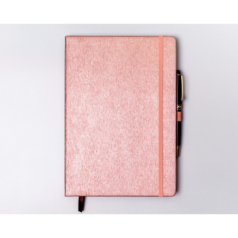 Notes w formacie B5 w różowym kolorze, zadrukowany w kropki i wyposażony w gumkę zamykającą - Peterson