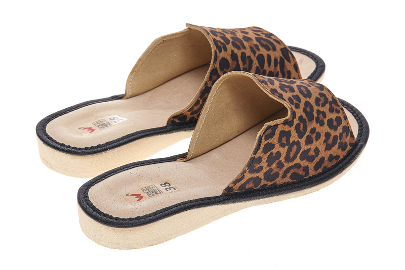 Pantofle skórzane, domowe w modną panterkę model 75
