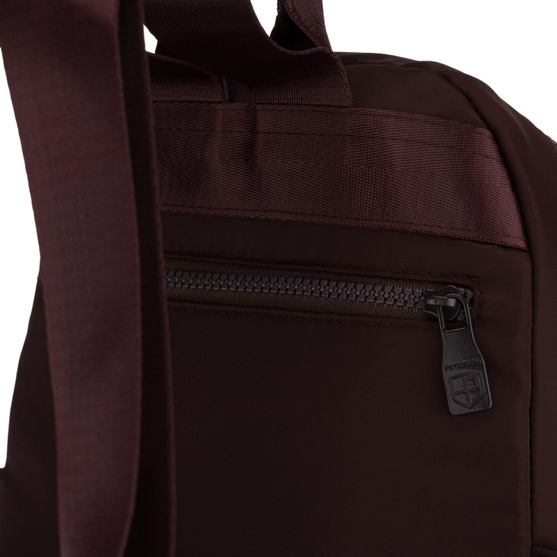 Bordowy plecak damski wykonany z poliestru, zawieszony na regulowanych szelkach - Peterson