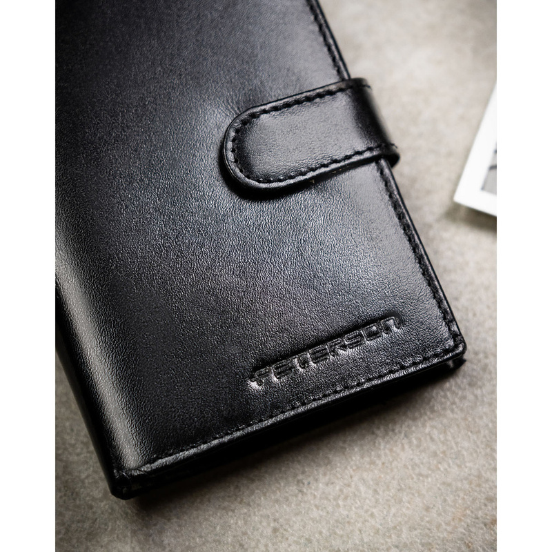 Pionowy portfel męski ze skóry naturalnej w czarnym kolorze w zestawie z brelokiem - Peterson