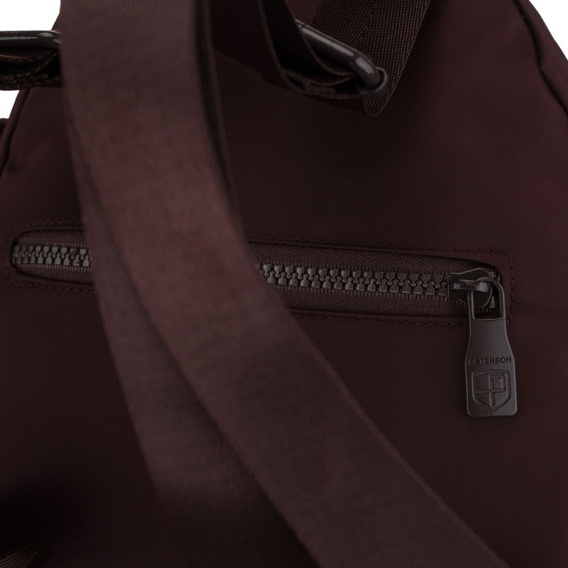 Mały, bordowy plecak damski wykonany z poliestru, wyposażony w dodatkowy pasek - Peterson